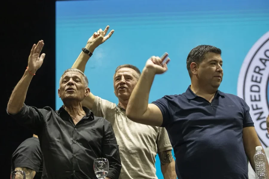 Los cosecretarios generales de la CGT se presentaron hoy en Tribunales para pedir la inconstitucionalidad de la ley de reforma laboral.