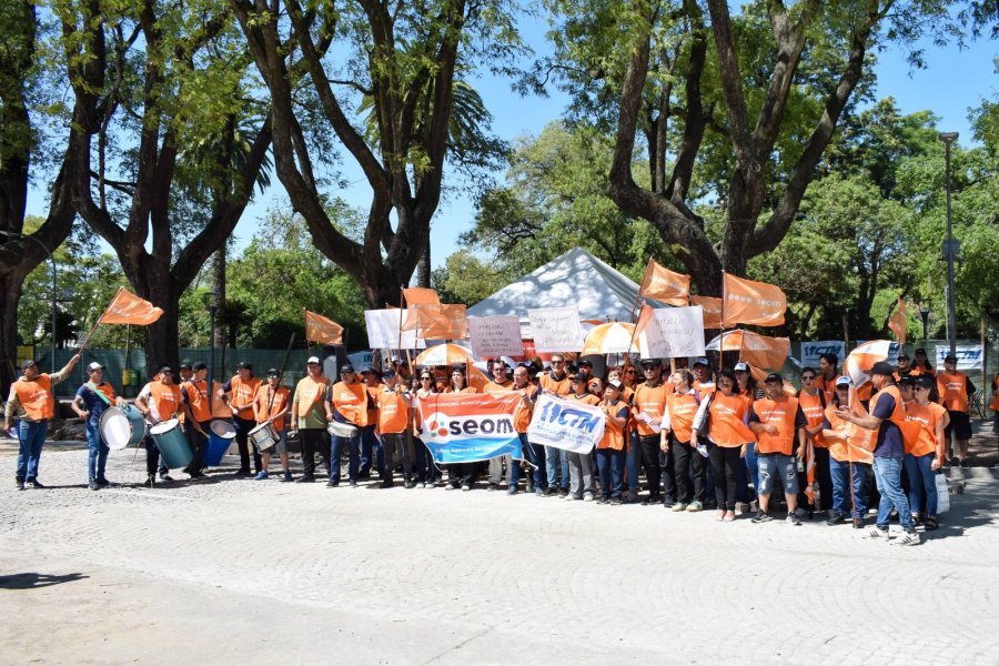 RUIDOSA MANIFESTACION. El SEOM instal&oacute; una carpa frente al palacio municipal y puso en marcha su plan de lucha por mejoras salariales.