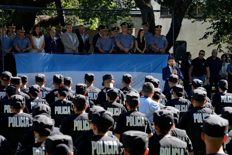 CEREMONIA. El gobernador le dio la bienvenida a los agentes y destac&oacute; el proceso de transformaci&oacute;n de la fuerza.