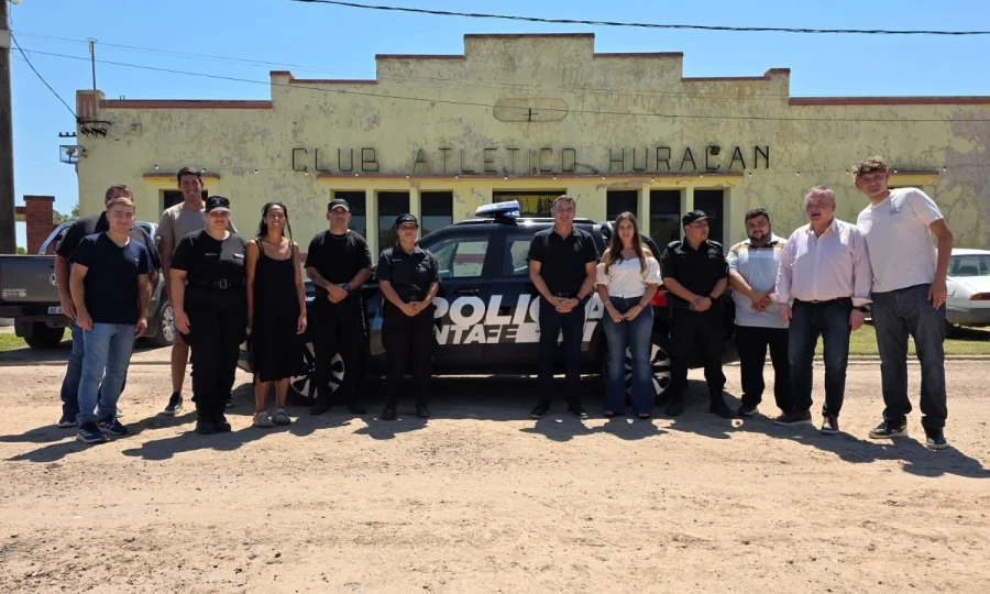 Felipe Michlig y Marcelo Gonz&aacute;lez, junto a personal policial y el m&oacute;vil frente al club.