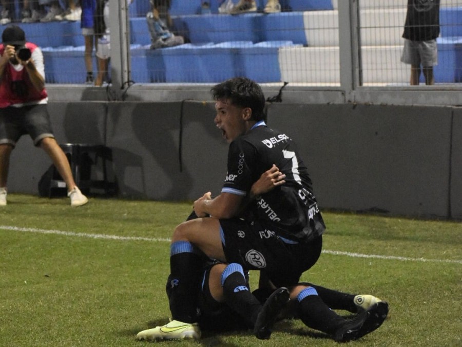 MARTINIANO MORENO CELEBRA SU GOL JUNTO A ENZO WUATTIER