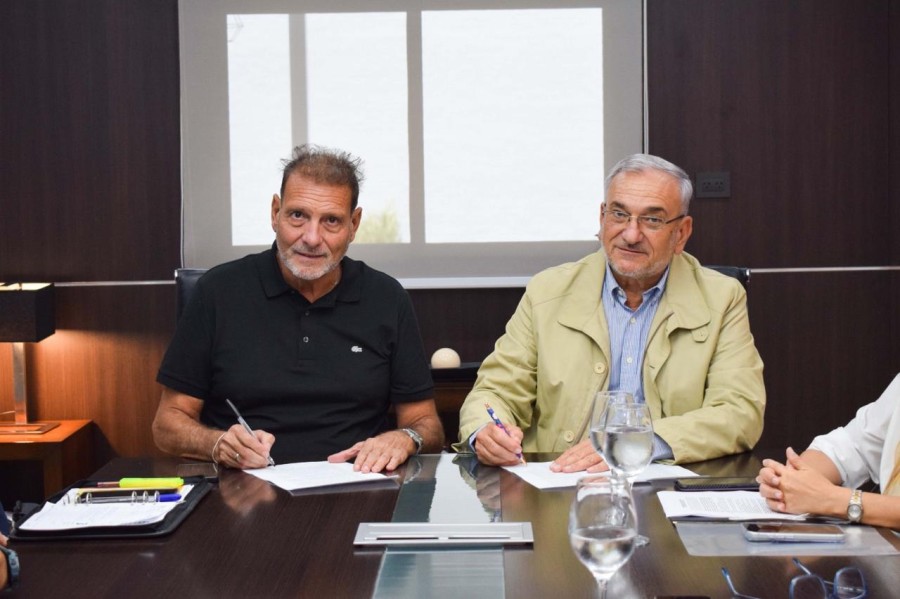Calvo y Fundaci&oacute;n SEOM firman un convenio.