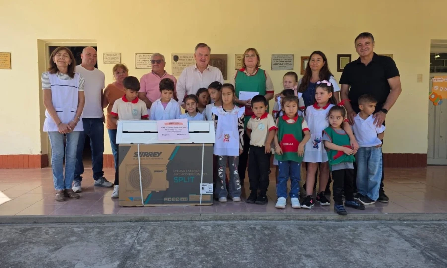Los legisladores con parte de la comunidad educativa.