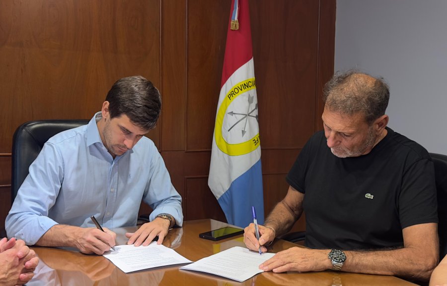 PARITARIA RESUELTA. El intendente Leonardo Viotti y el secretario general del SEOM, Dar&iacute;o Cocco, durante la firma del acta del acuerdo salarial para los trabajadores municipales.