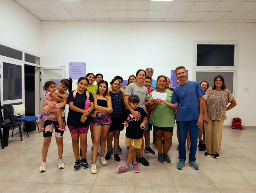 Adri&aacute;n Sola junto a talleristas.