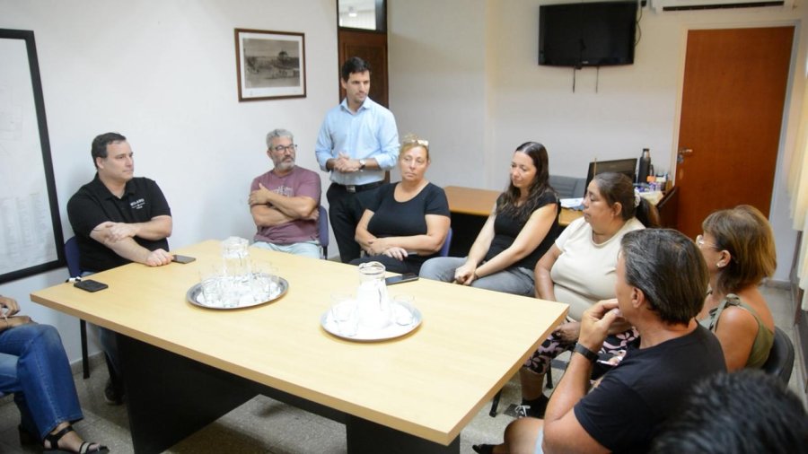 ACOMPA&Ntilde;AMIENTO. Miembros del Ejecutivo municipal escucharon a los trabajadores y se interiorizaron sobre la situaci&oacute;n que viven actualmente muchas familias vinculadas a la empresa.