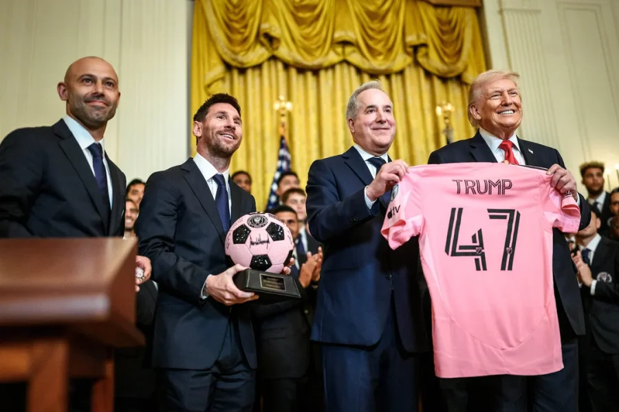 Trump posa con la camiseta del Inter Miami junto al cubano Jorge M&aacute;s Canosa, Messi y Mascherano.