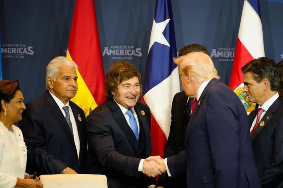 Javier Milei y Donald Trump, en el saludo inaugural del &ldquo;Escudo de las Am&eacute;ricas&rdquo;.