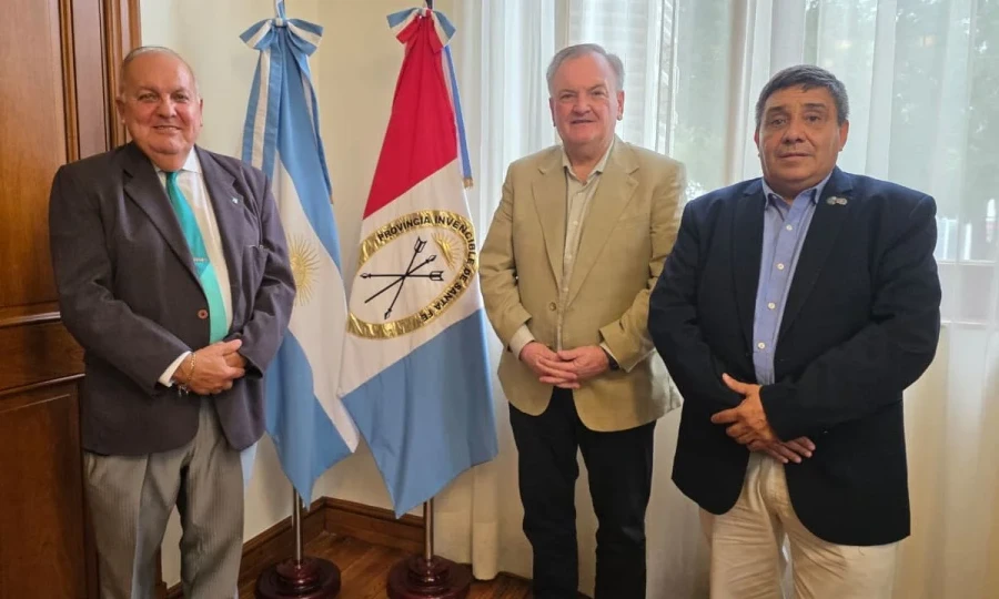 Oscar Matiller y  Sergio Suoazo junto a Felipe Michlig durante el encuentro.