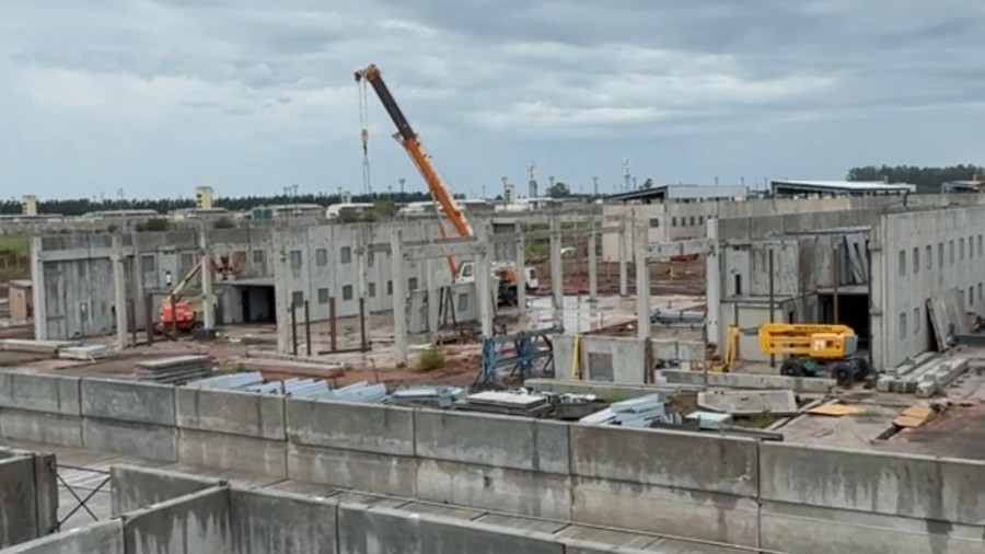La construcci&oacute;n presenta actualmente un avance cercano al 50%.