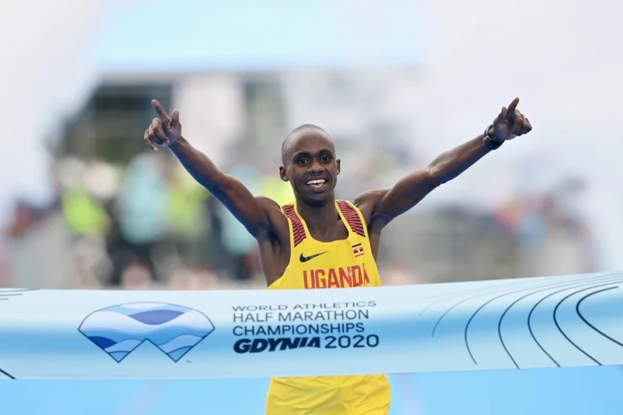 UGANDES. Jacob Kiplimo super&oacute; su propio r&eacute;cord mundial de medio marat&oacute;n en Lisboa.