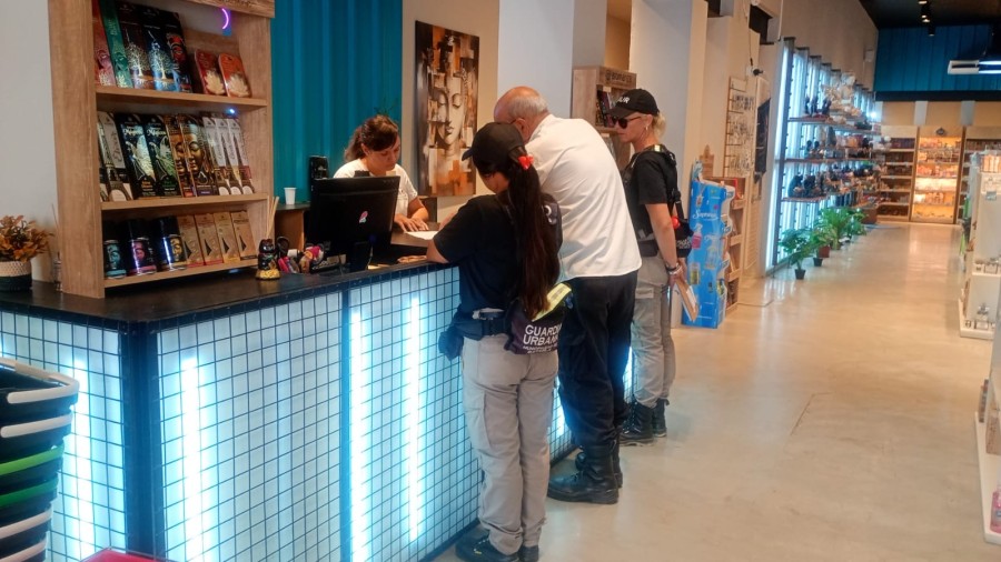 En total, fueron notificados de la nueva normativa 787 comercios y domicilios.