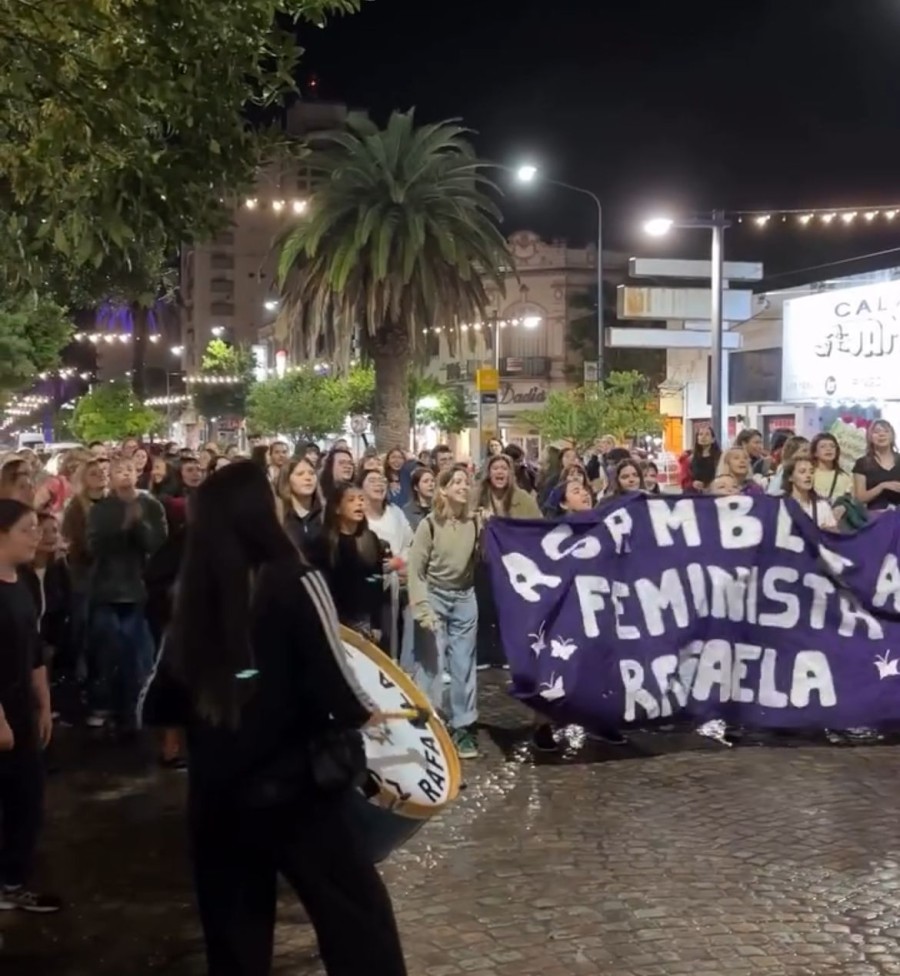 La marcha en el marco del 8M se llev&oacute; a cabo pese al mal clima.