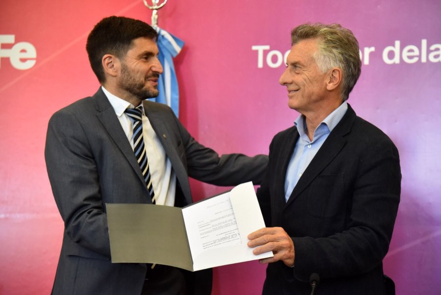 Macri estuvo el 6 de marzo de 2024 en Santa Fe, donde el gobernador, Maximiliano Pullaro, le entreg&oacute; el decreto mediante el cual fue declarado Hu&eacute;sped de honor de la provincia.