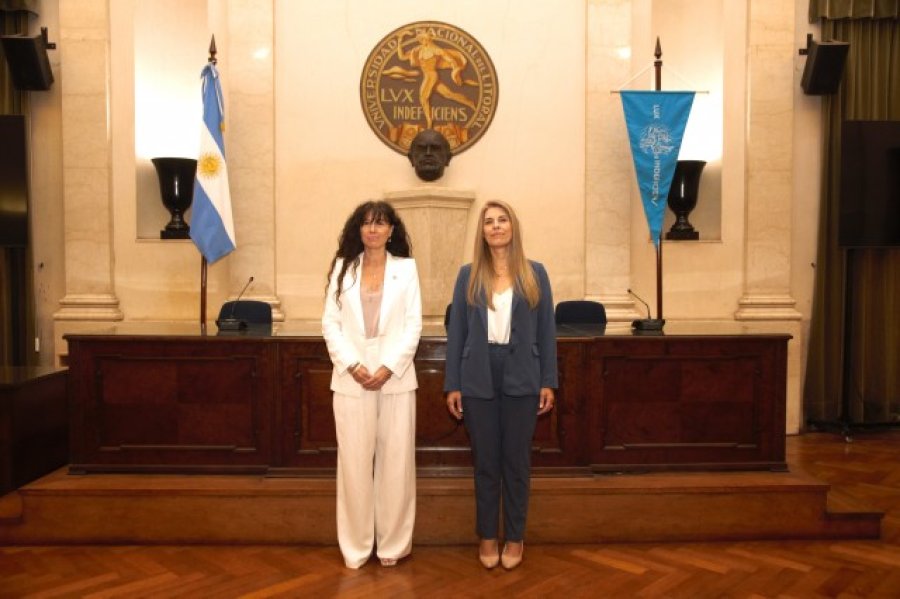 La nueva Rectora de la UNL, Laura Tarabella, junto a la nueva vicerrectora, Liliana Dillon.