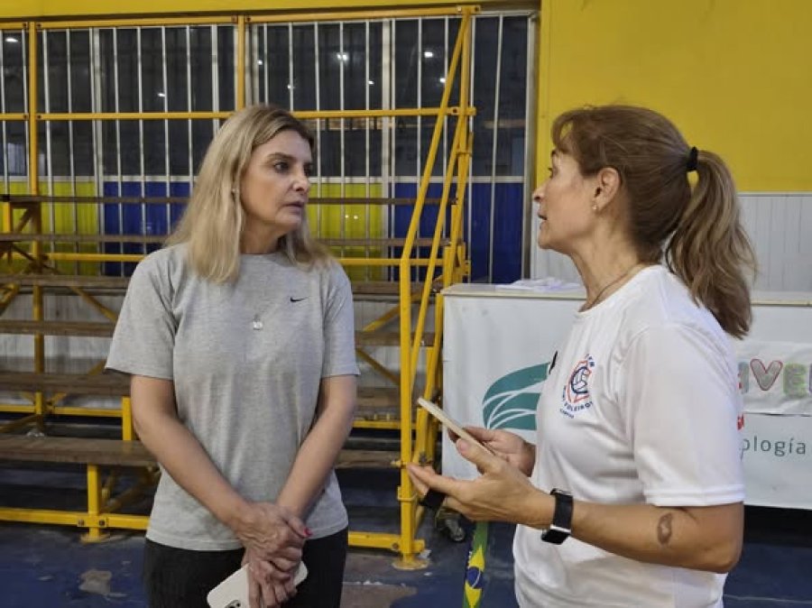La jefa comunal dialogando con una entrenadora.