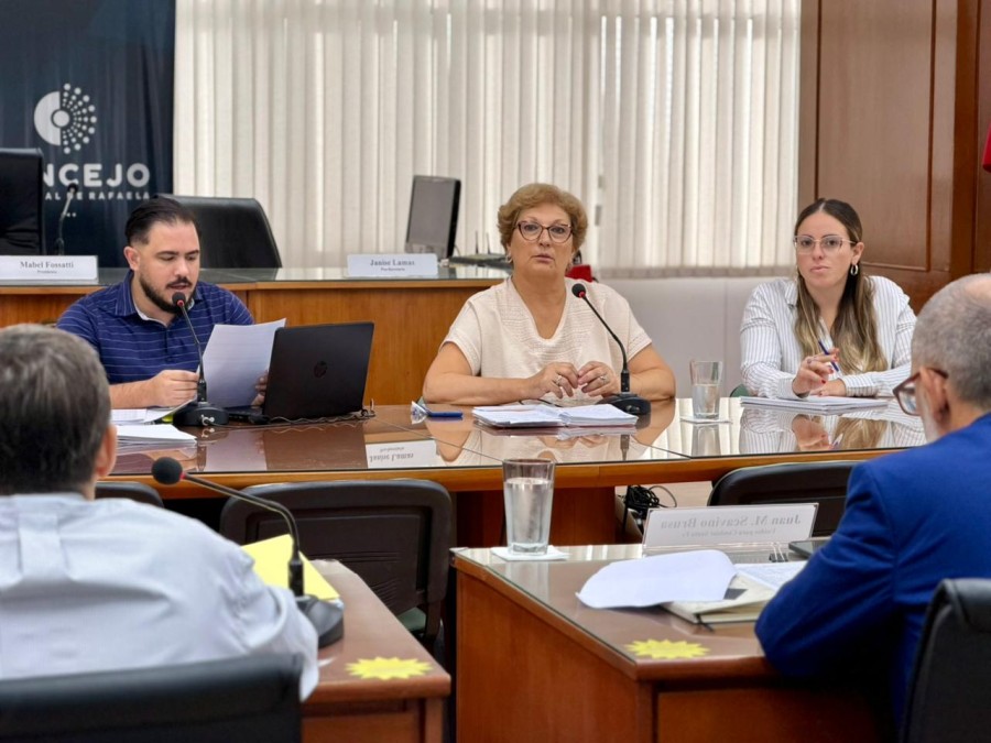 Mabel Fossatti, presidente del Concejo junto al secretario Federico Audagna y la prosecretaria, Janise Lamas. (PRENSA CONCEJO)