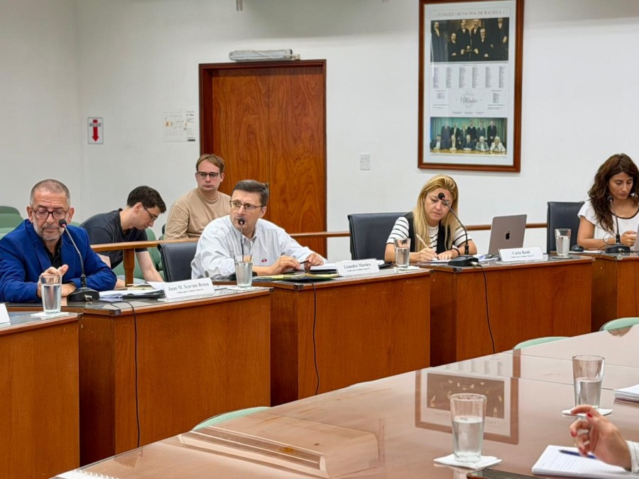Concejales del oficialismo y de La Libertad Avanza este lunes en el recinto legislativo. (PRENSA CONCEJO)