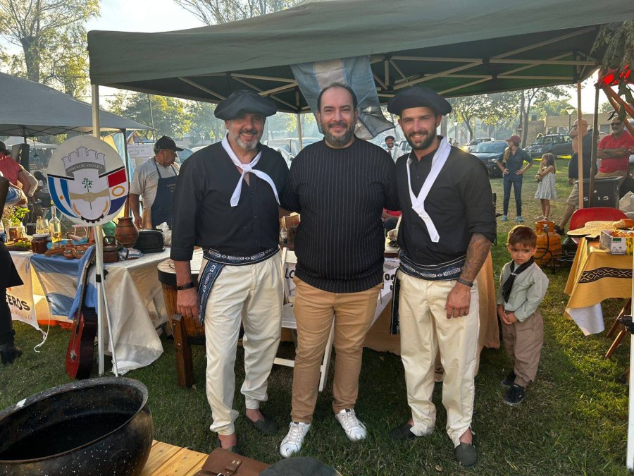 La pareja de asadores junto al jefe comunal.