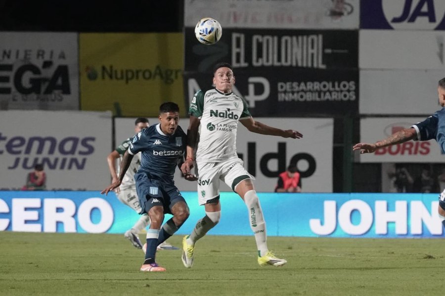 NO SE SACARON VENTAJAS. Sarmiento y Racing no abrieron el marcador.