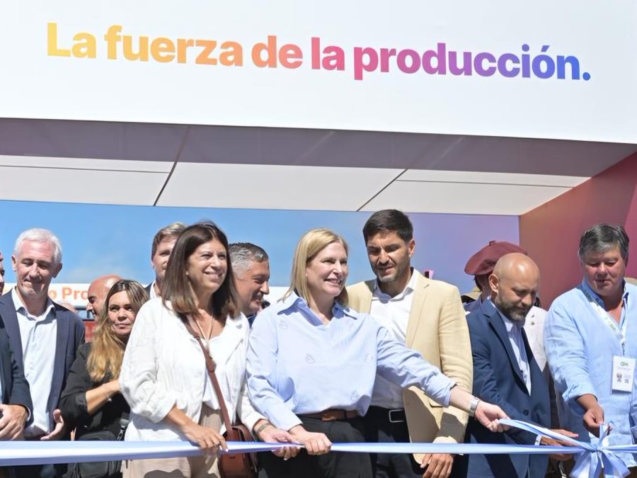 La diputada provincial Clara Garc&iacute;a en el corte de cintas del stand de la Provincia en Expoagro, junto al gobernador Maximiliano Pullaro y la diputada nacional, Gisela Scaglia entre otros.