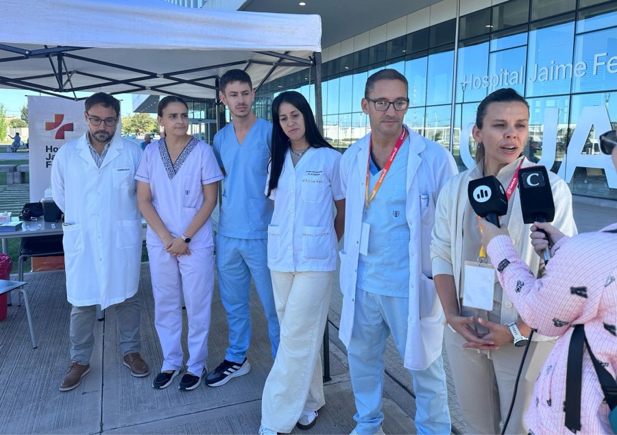 La Dra. Natalia Weppler, directora del Hospital Jaime Ferr&eacute;, brinda detalles de la actividad junto al equipo de salud. (FOTO SCS)