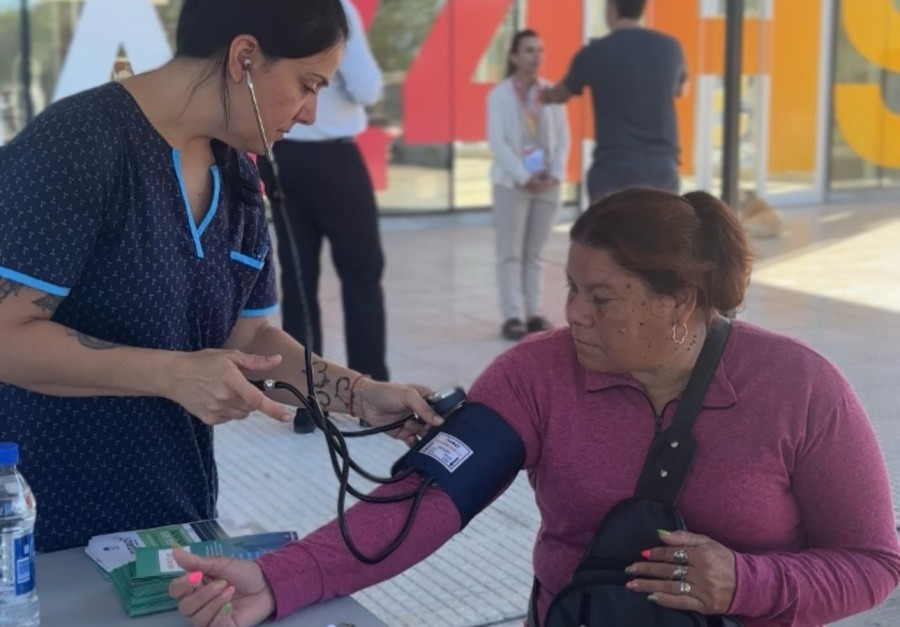 Una integrante del equipo de salud del Hospital Dr. Jaime Ferr&eacute; le toma la presi&oacute;n a una mujer en el marco de las actividades por el D&iacute;a Mundial del Ri&ntilde;&oacute;n. (FOTO SCS)