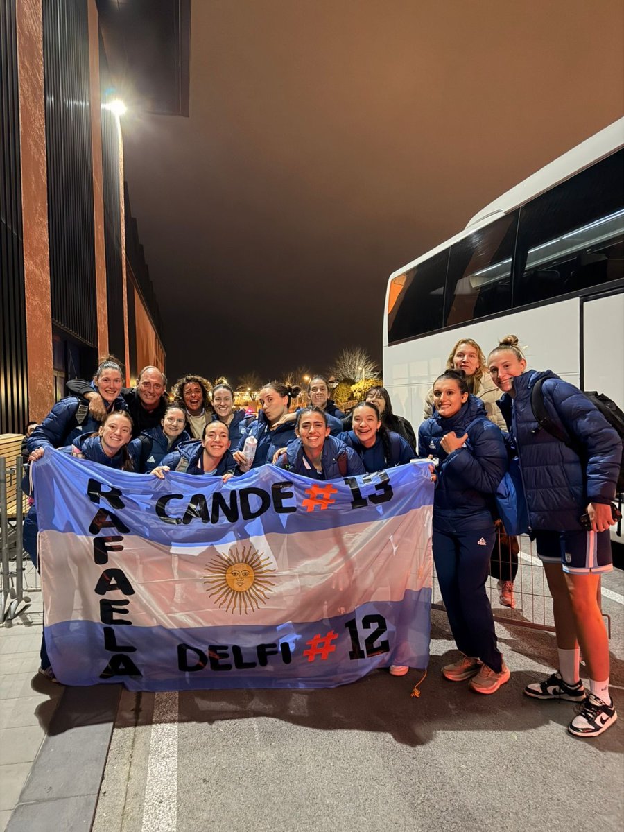 CON ALIENTO RAFAELINO. Gabriel y Sonia, padres de Cande Gentinetta llevaron la bandera y festejaron con el equipo el gran triunfo.
