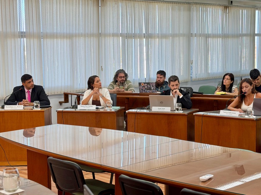 El bloque de concejales del PJ en primera fila y la prensa rafaelina durante la cobertura de la sesi&oacute;n legislativa. (FOTO PRENSA CONCEJO)