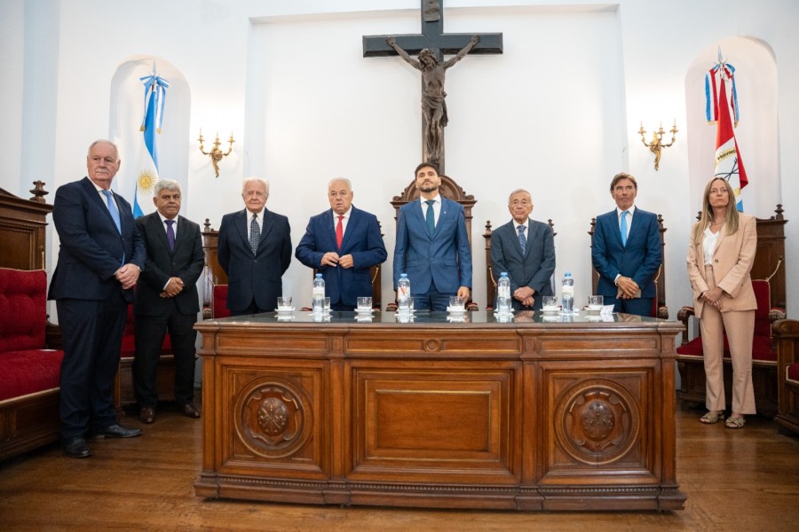 El gobernador Maximiliano Pullaro junto a los integrantes de la Corte Suprema de Justicia de Santa Fe, cuyo presidente es el Dr. Rafael Guti&eacute;rrez.