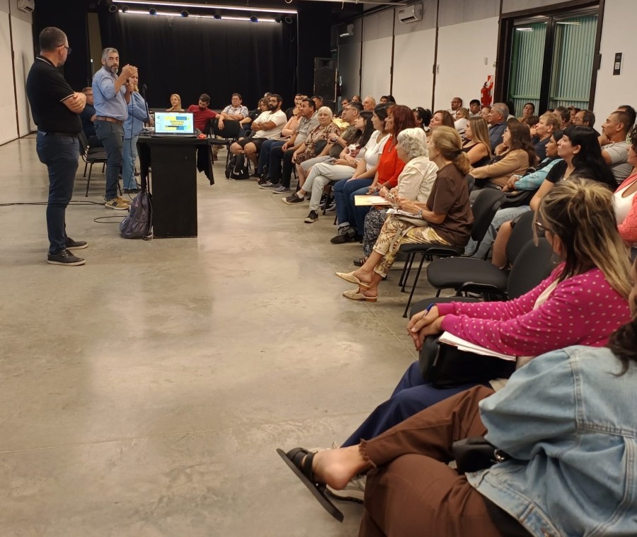 REUNI&Oacute;N PREVIA. Funcionarios municipales con representantes de listas y juntas electorales.
