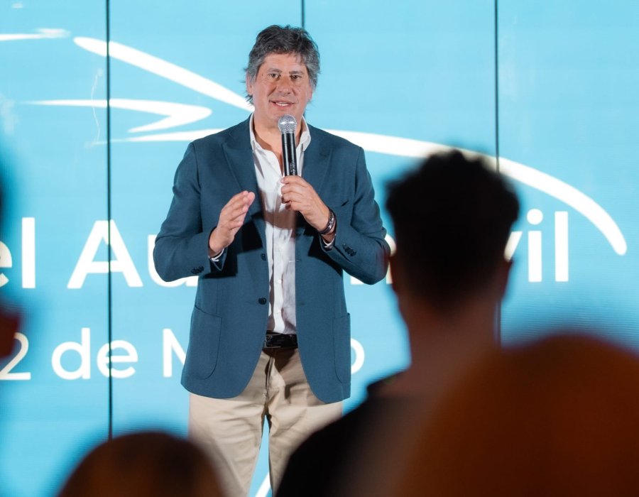 El intendente de Funes, Roly Santacroce, al anunciar la realizaci&oacute;n del Sal&oacute;n del Autom&oacute;vil en Funes.