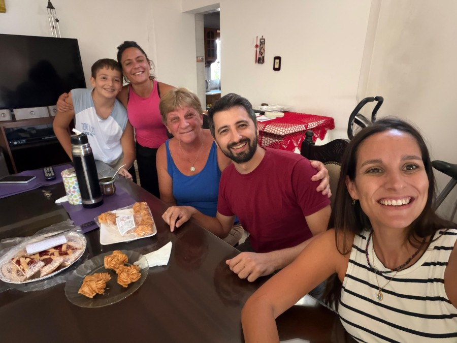 Paz Caruso, Juan Senn y Vale Soltermam durante una de las reuniones con vecinos de la ciudad.