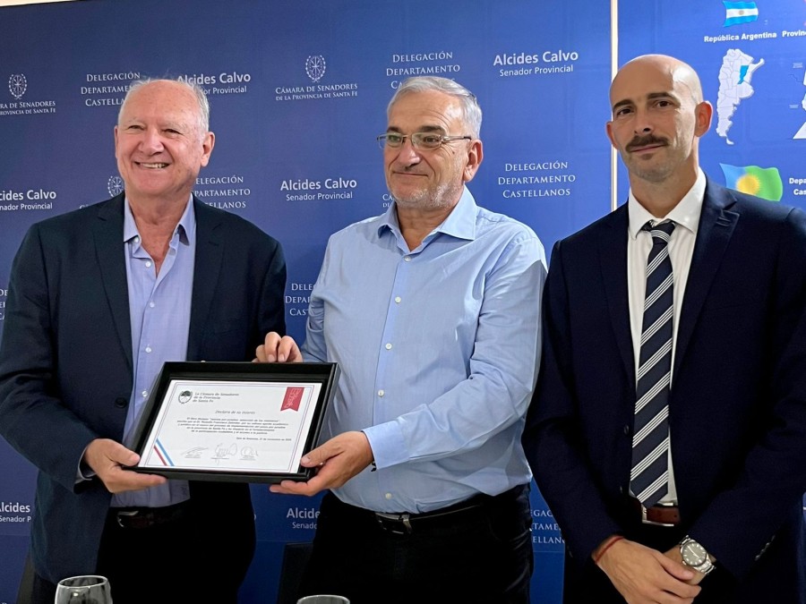 El senador Alcides Calvo al momento de entregar el reconocimiento al Dr. Rodolfo Zehnder, ante la presidenta del presidente del Colegio de Abogados, Joaqu&iacute;n Cordero.