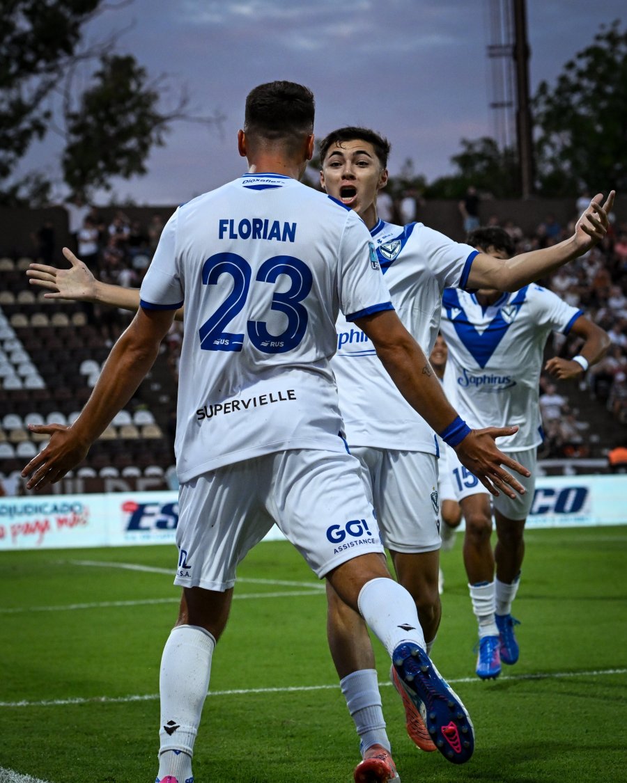 FESTEJO. El del primer gol convertido por Monz&oacute;n.