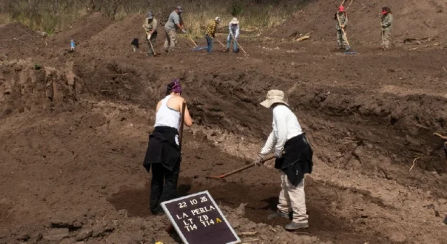 Personal del Equipo de Forenses durante las excavaciones en La Perla.