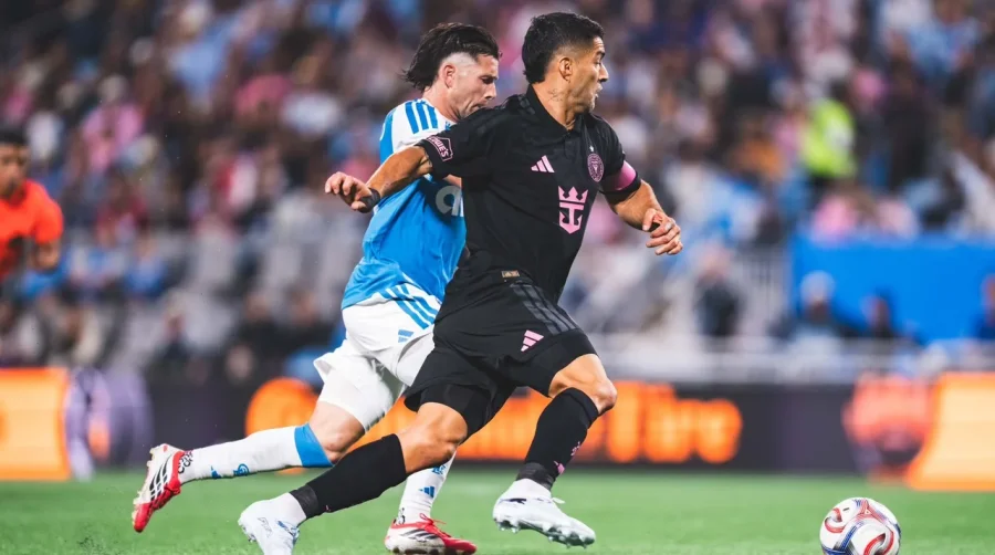 Luis Su&aacute;rez escapa a la marca de un rival.