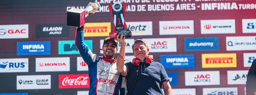 FESTEJO. Con el trofeo por la victoria.