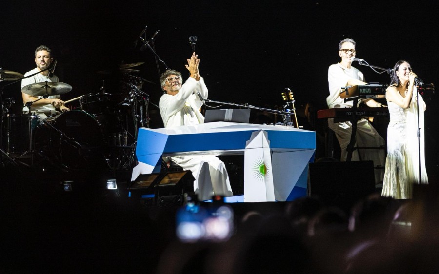 Fito P&aacute;ez, profeta en su tierra de Rosario se present&oacute; ante una multitud en el Monumento a la Bandera.