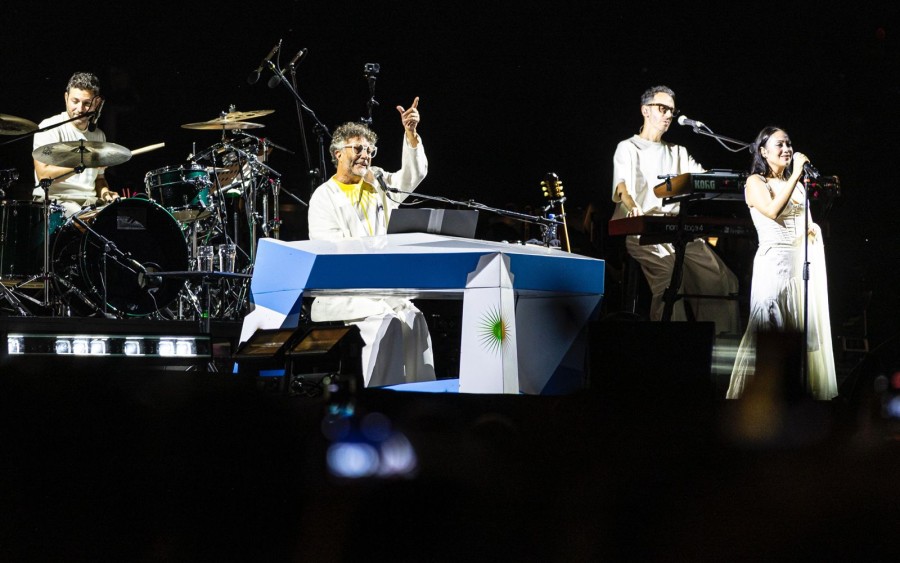 Desde el escenario, Fito P&aacute;ez se mostr&oacute; agradecido por tanto afecto de la multitud. (FOTO SCS)
