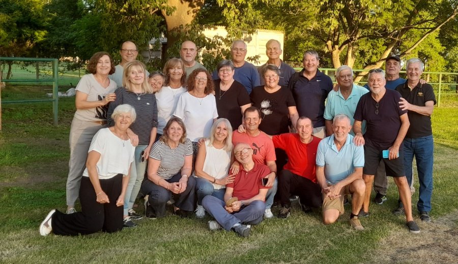 LA FOTO. Los acampantes presentes posando en un lugar s&iacute;mbolo: el parque Balneario, sede del CEF 53.