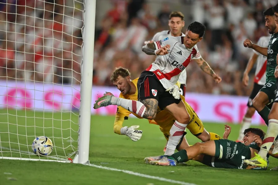 Sebasti&aacute;n Driussi define de taco, en el &aacute;rea chica, para marcar el &uacute;nico gol de la noche.