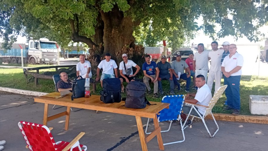 El secretario General de ATILRA Seccional Rafaela, Domingo Possetto, junto a un grupo de trabajadores de Ver&oacute;nica frente a la planta de Lehmann, la semana pasada.
