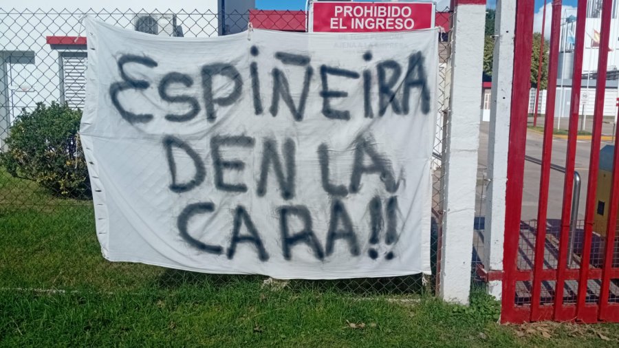 Una bandera en la planta de Lehmann reclama directamente a la familia Espi&ntilde;eira que brinde respuestas. (FOTO ATILRA REDES)