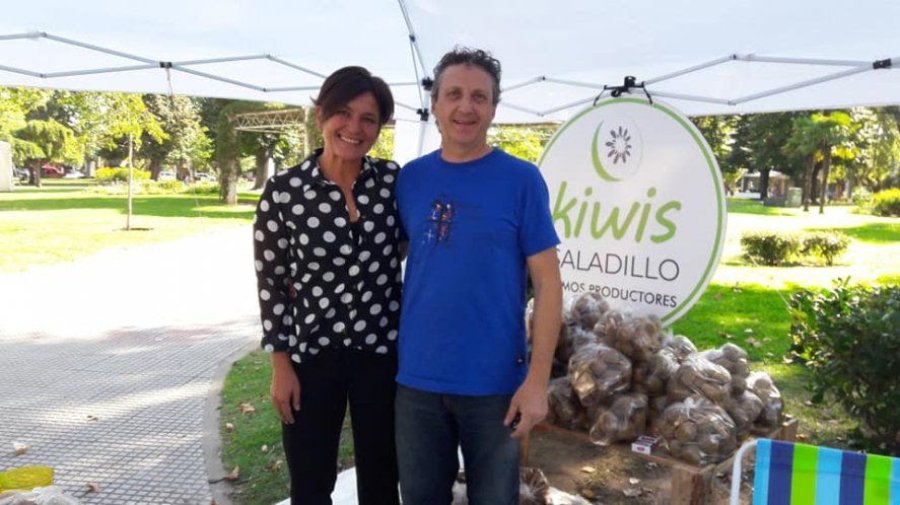 Mar&iacute;a de los &Aacute;ngeles  y Oscar en el acceso al kiwal.