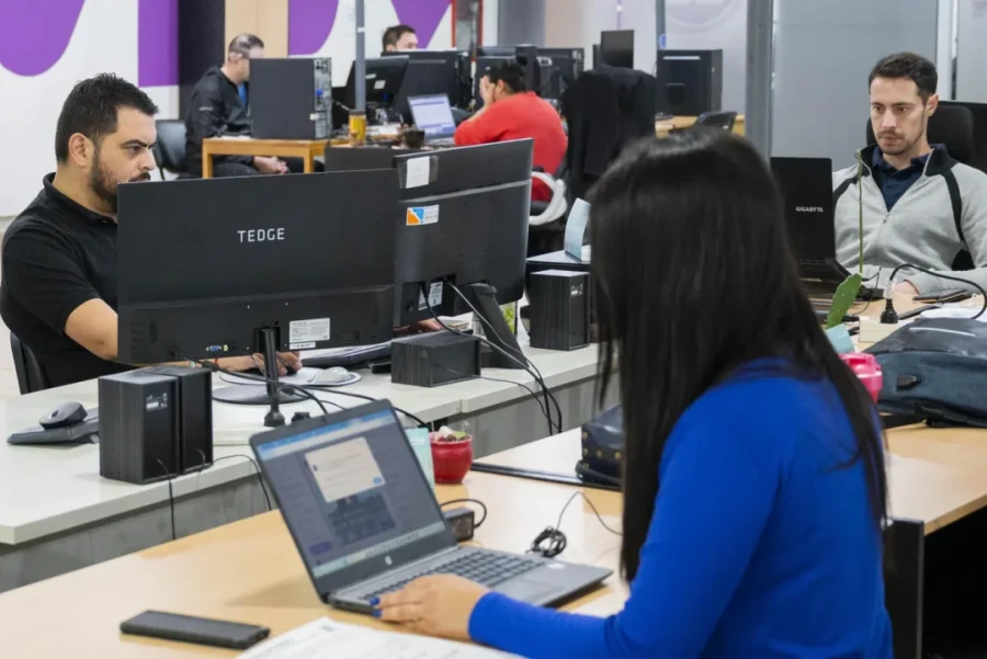 El Gobierno contin&uacute;a reduciendo la planta estatal.