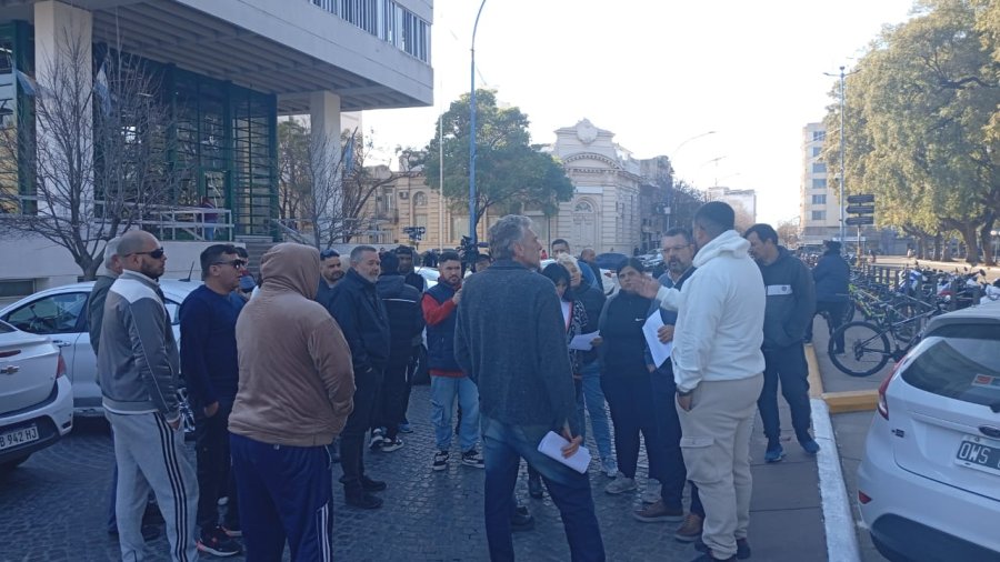 Los choferes de remises durante una de sus protestas frente  al edificio municipal.