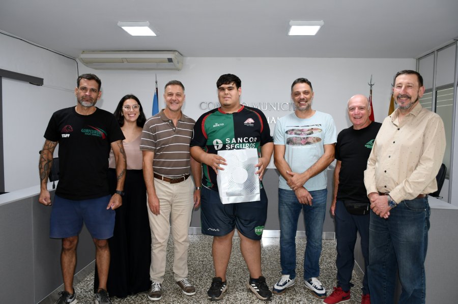 El momento de la entrega en el recinto de sesiones.