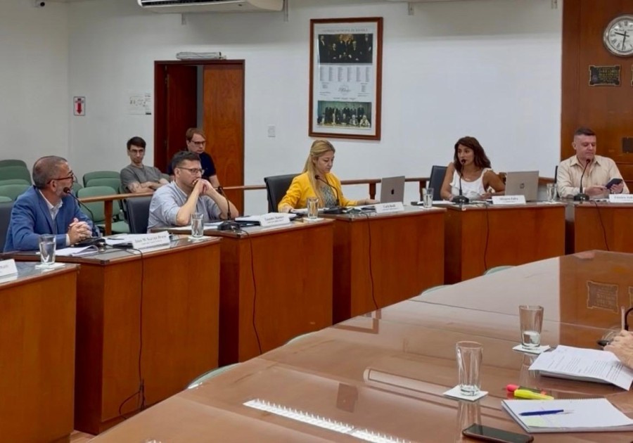 Los concejales de La Libertad Avanza, Milagros Zafra y Fabricio Dellasanta mantuvieron duros cruces con sus pares del oficialismo y de la oposici&oacute;n peronista.