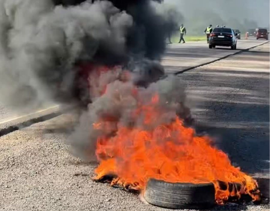 Los trabajadores de Ver&oacute;nica quemaron cubiertas sobre la Ruta para darle m&aacute;s fuerza al reclamo.